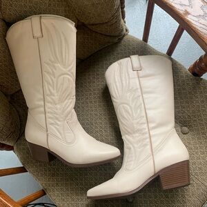 Cutest cowgirl boots! US 9. Cream.